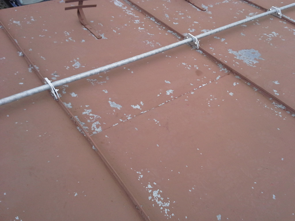 Montáž snehových zábran a náter strechy - Markušovce - ProRoof