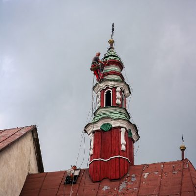 Čistenie a náter strechy, veží a krížov kostola
